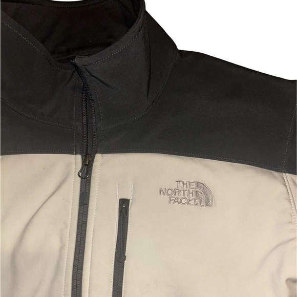 The North Face men’s medium soft shell water repellent jacket - Picture 2 of 5